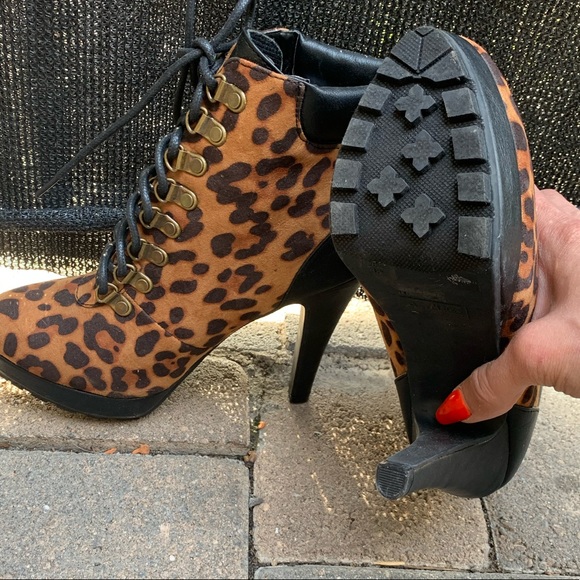 Animal print cheetah heels size 8 - Picture 3 of 7